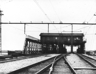 886052 Gezicht op de sppoorbrug (rolbasculebrug) over de Delfshavensche Schie bij Rotterdam.